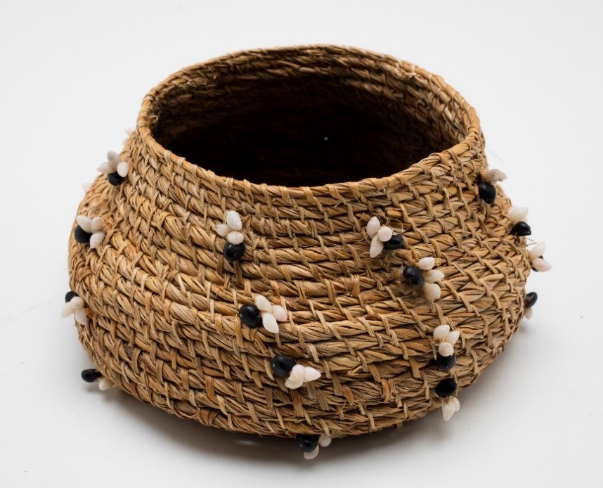 Flax woven basket (Muriel Maynard). Image by A. Frolows.
