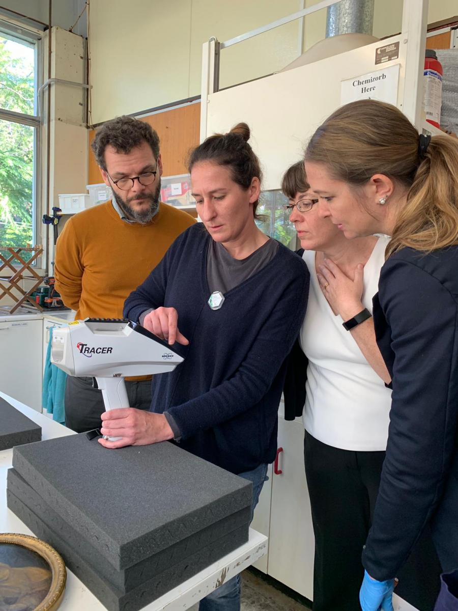 Discussing the readings taken by the XRF Bucker 5i Tracer: Matteo Volonté, Elizabeth Carter, Therese Carter and Julian Mauny-van den Burg. Image supplied by Eden Christian, 14/05/19.