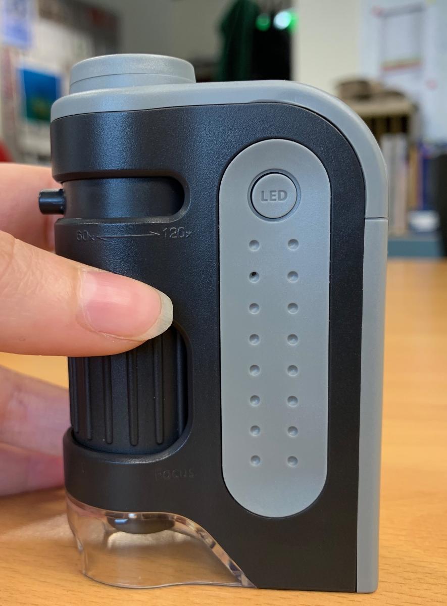 Small, lightweight and powerful pocket microscope