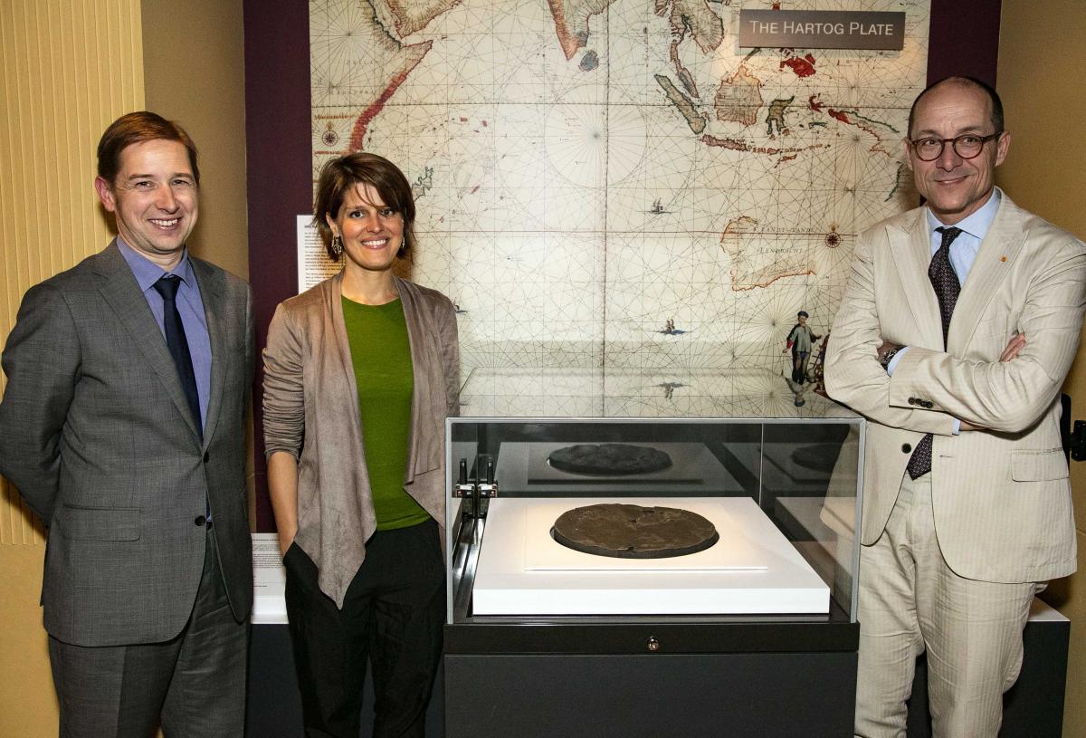 The Hartog Plate on display at the ANMM. Image by ANMM.