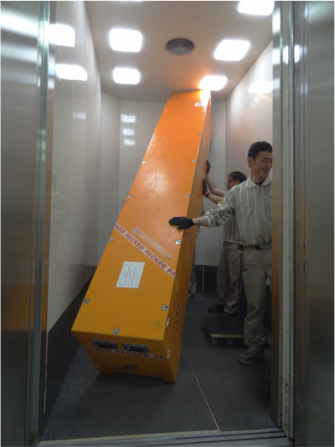 Moving the crates to the exhibition space – Kushiro City Museum of Art. Image: NMA