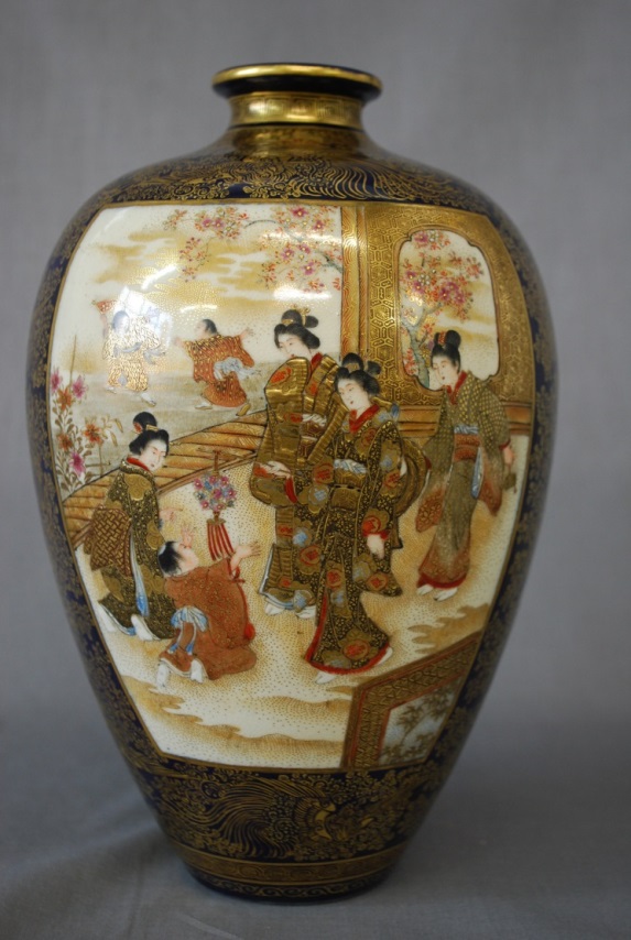 Overall image of the Japanese Satsuma ware vase produced by the Kinkōzan workshop, most likely dating from the Meiji period 1868-1912.