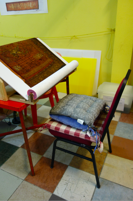 In situ working conditions at the Kew Ong Yeh Temple in Penang. Note fully height-adjustable chair in fashionable maroon gingham.