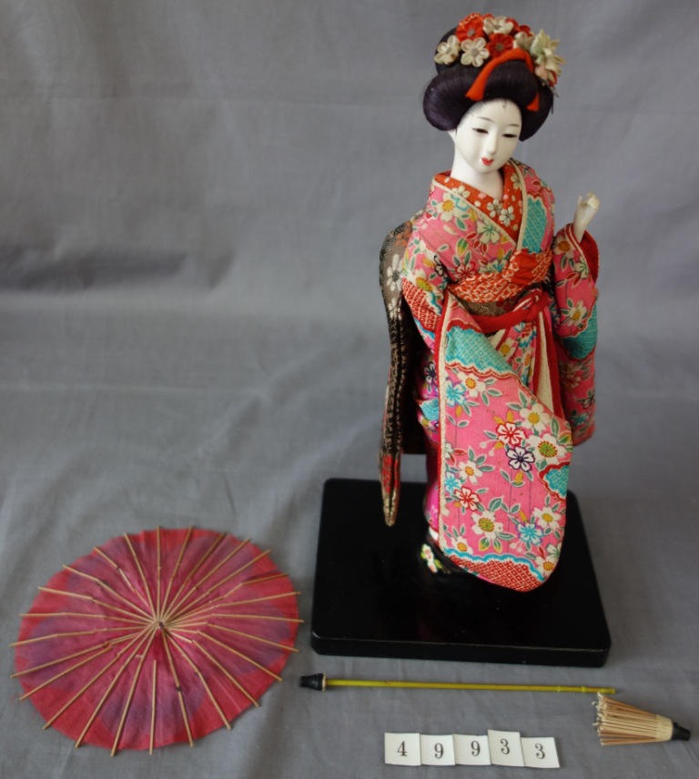Geisha & parasol before treatment. Image: Artlab Australia